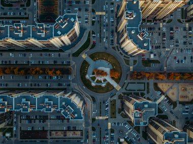 Voronezh modern yerleşim bölgesinde yol kavşağı, üst görünüm