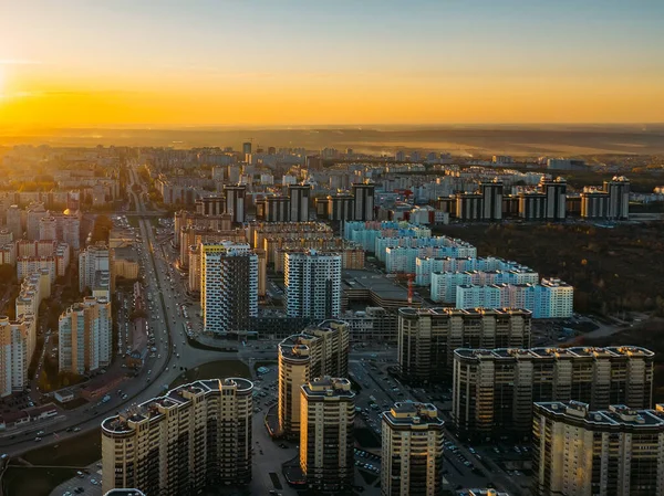 沃罗涅日现代住宅区上空的夕阳西下，无人驾驶飞机的鸟瞰 — 图库照片