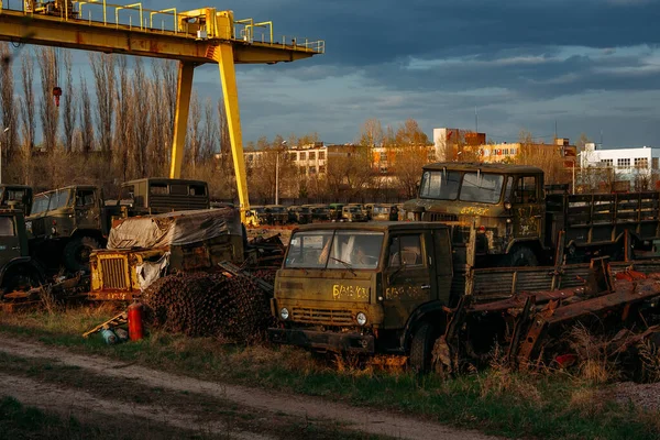 Rostige kaputte russische Militärautos für Schrott — Stockfoto