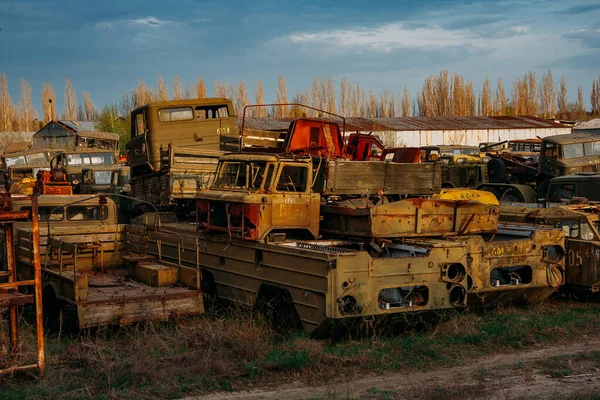 Rusty quebrado carros militares russos para sucata de metal — Fotografia de Stock