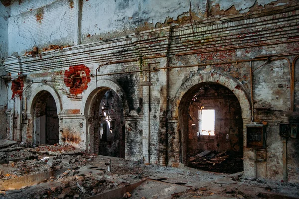 A régi, elhagyatott vörös téglás ipari épület belseje — Stock Fotó