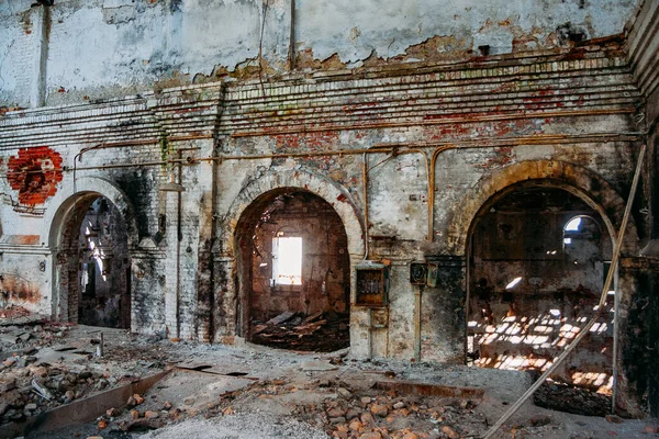 A régi, elhagyatott vörös téglás ipari épület belseje — Stock Fotó