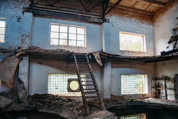 Antigo edifício de tijolo vermelho abandonado e arruinado interior da antiga fábrica de açúcar em Ramon, região de Voronezh — Fotografia de Stock