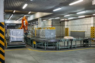 Robot El manipülatör fabrika ürünleri taşıyıcıdan konteynıra