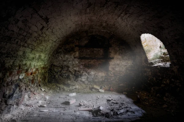 Verlassene leere alte dunkle unterirdische Gewölbekeller — Stockfoto