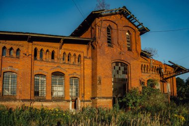 Terk Edilmiş Fabrika. Eski Kırmızı tuğla sanayi binası