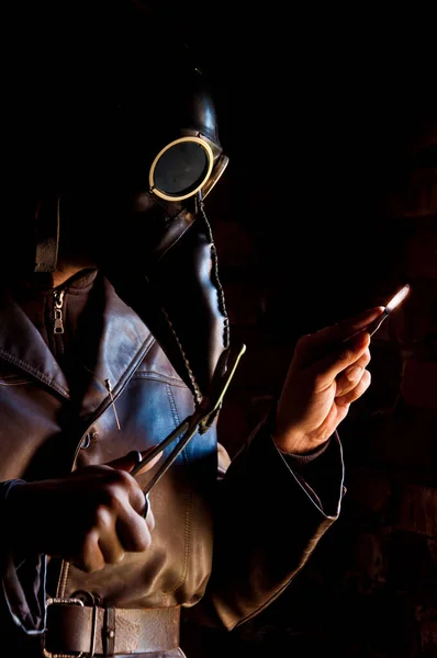 Terrible plague doctor on red brick background. Masked maniac with scalpel and scissors. Halloween and horror — Stock Photo, Image