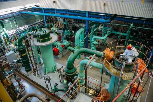 Reparaciones de los trabajadores tubería de circulación de agua en la central eléctrica — Foto de Stock