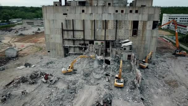 Letecký pohled na demoliční stanoviště. Proces demolice staré průmyslové budovy — Stock video
