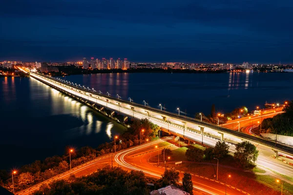 Avond herfst Voronezh. Vogresovskii brug overheen Voronezh rivier, antenne uitzicht — Stockfoto