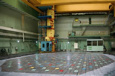 Nükleer enerji santrali. Nükleer reaktörün merkezi koridoru, reaktör kapağı, reaktör yakıt elementlerinin bakımı ve değiştirilmesi.