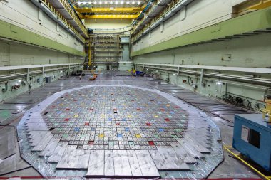 Nükleer enerji santrali. Nükleer reaktörün merkezi koridoru, reaktör kapağı, reaktör yakıt elementlerinin bakımı ve değiştirilmesi.