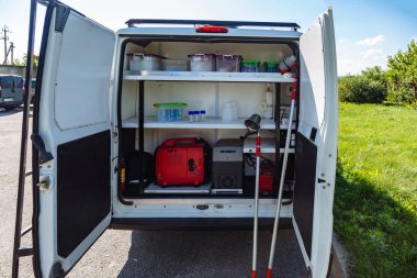 Minibüste mobil analitik laboratuvar, örnekleme için kutular