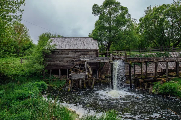 Gamla trä log vattenkvarn i ryska byn — Stockfoto