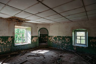 Terk edilmiş ev, kirli oda, çürümüş duvarlar..