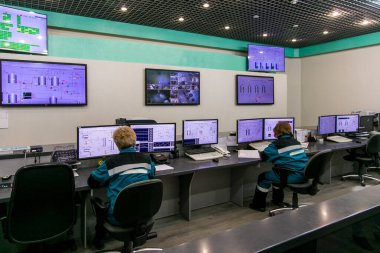 Fabrikanın kontrol paneli. Mühendis çalışıyor..