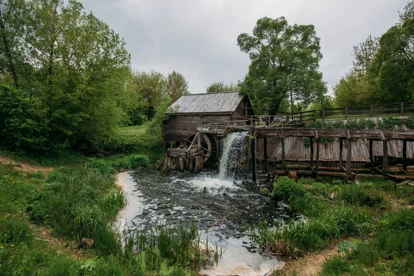 俄罗斯村庄的旧木制原木水磨坊 — 图库照片