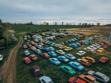 Paslı, terk edilmiş eski arabalar, hava manzaralı..