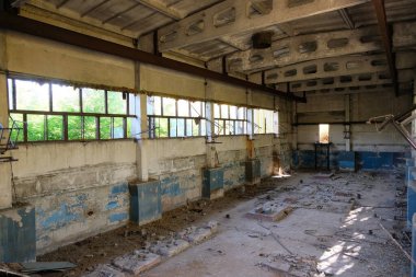 Eski, boş, terk edilmiş sanayi binası..