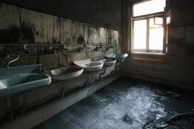 Evin içi yanmış. Yangından sonra yanmış banyo duvarları.