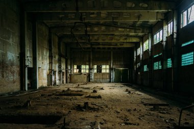 Eski, boş, terk edilmiş sanayi binası..