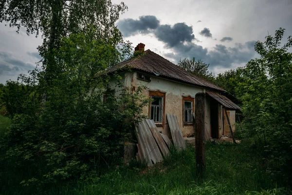 Velha Casa Abandonada Overgrown Aldeia Russa Abandonada — Fotografia de Stock