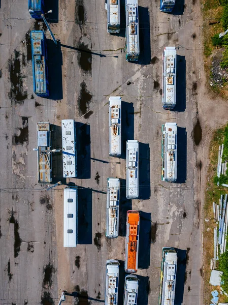 Trolleybuses no estacionamento no depósito, vista superior — Fotografia de Stock