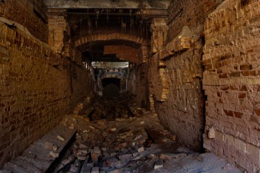 Eski harabe tuğladan yapılmış bir tünel. Karanlık geçit. Yeraltı iletişimi.
