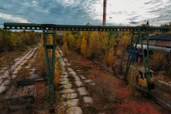 Velho guindaste ponte pórtico enferrujado na área industrial abandonada — Fotografia de Stock