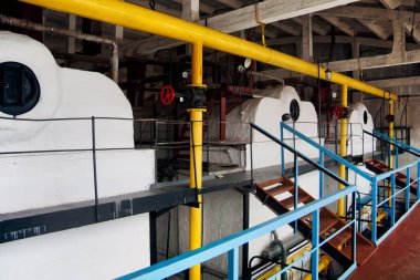 Endüstriyel kazan dairesinde. Isıtma ekipmanı