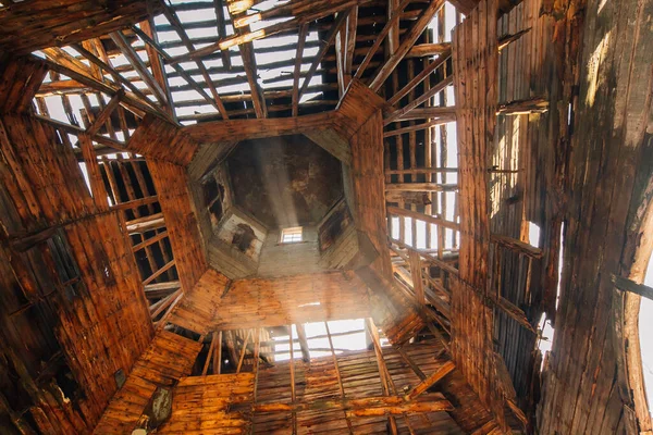 Vigas de luz en la antigua iglesia de madera abandonada — Foto de Stock