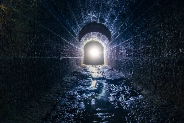 Тёмный Жуткий Старый Исторический Подземный Дренажный Туннель — стоковое фото