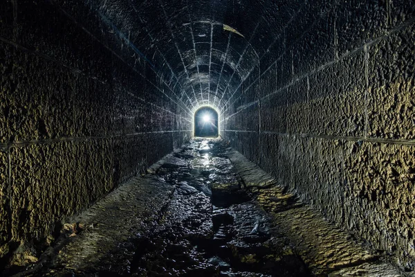 Mörka Och Läskiga Gamla Historiska Välvda Översvämmade Underjordiska Dräneringstunnel — Stockfoto