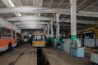 Tamir atölyesindeki eski tramvayın tamiri.