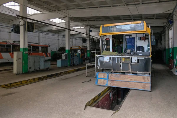 Réparation Vieux Trolleybus Dans Atelier Réparation — Photo