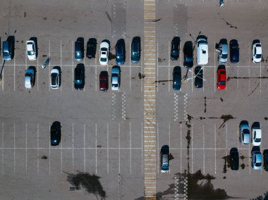 İnsansız hava aracı tarafından çekilen büyük otoparkın üst görüntüsü.
