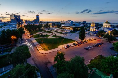İyi akşamlar Voronezh silueti. Sovyet meydanının havadan görünüşü.