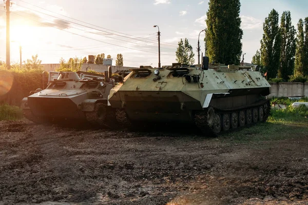 Alte Russische Panzerfahrzeuge Vor Sonnenuntergang Auf Einem Militärstützpunkt — Stockfoto