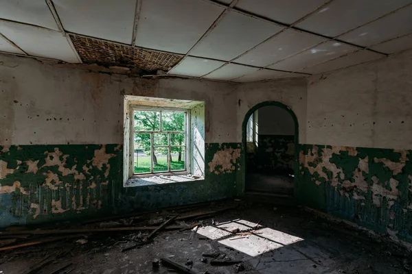 Interior Casa Abandonada Habitación Sucia Paredes Peladas Podridas —  Fotos de Stock