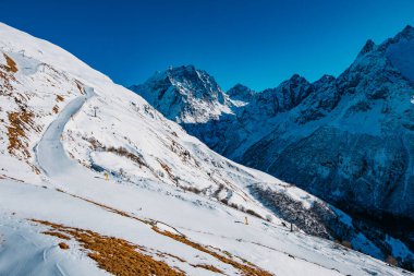 Yüksek dağlarda kayak yamacı. Aşağı kayak merkezi.
