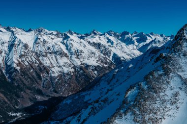 Kafkas dağlarının dağ manzarası, Dombay, Rusya.