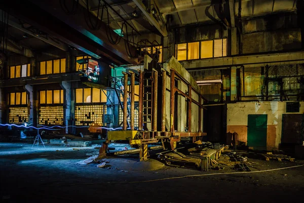 Velho Quebrado Vazio Edifício Industrial Abandonado Interior Noite — Fotografia de Stock