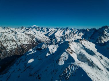 Kafkas dağlarının dağ manzarası, Dombay, Rusya