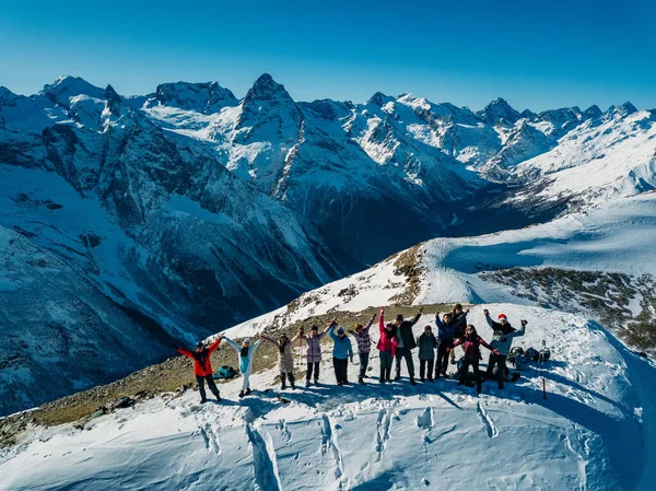 Group of young happy tourists on top of a mountain, aerial view — Stock Photo, Image