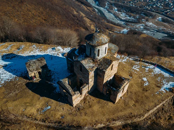Antigua iglesia abandonada en las montañas del norte del Cáucaso, vista aérea — Foto de Stock