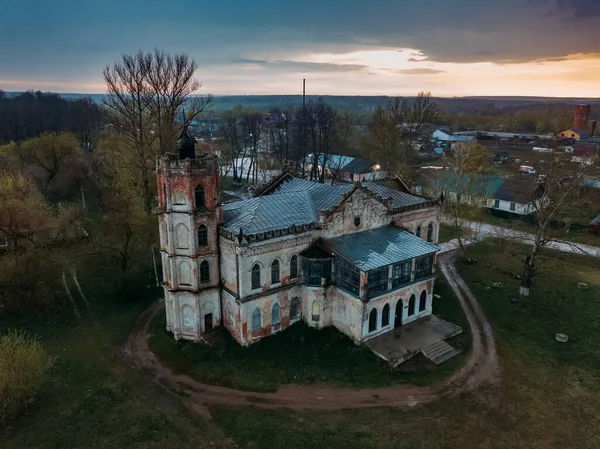 Ancien manoir abandonné en ruine de style gothique avec vitraux à Avchurino, vue aérienne — Photo