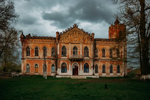 Vecchio palazzo in rovina abbandonato in stile gotico — Foto Stock