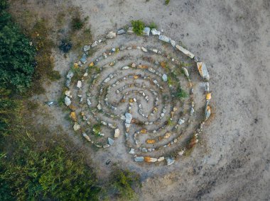 Taştan yapılmış spiral labirent, İHA 'nın üst görüntüsü.