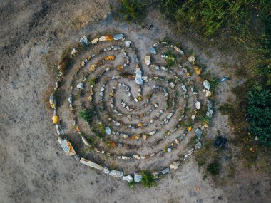 Taştan yapılmış spiral labirent, İHA 'nın üst görüntüsü.