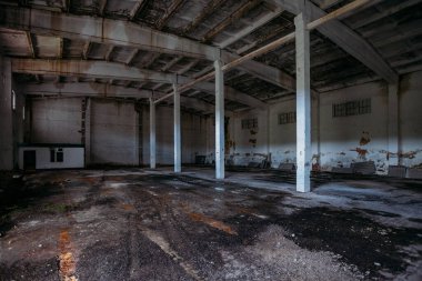 Eski, boş, terk edilmiş sanayi binası..